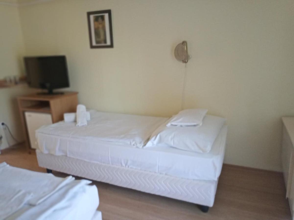 Hotel Pergola Panzio à Balatonföldvár Extérieur photo