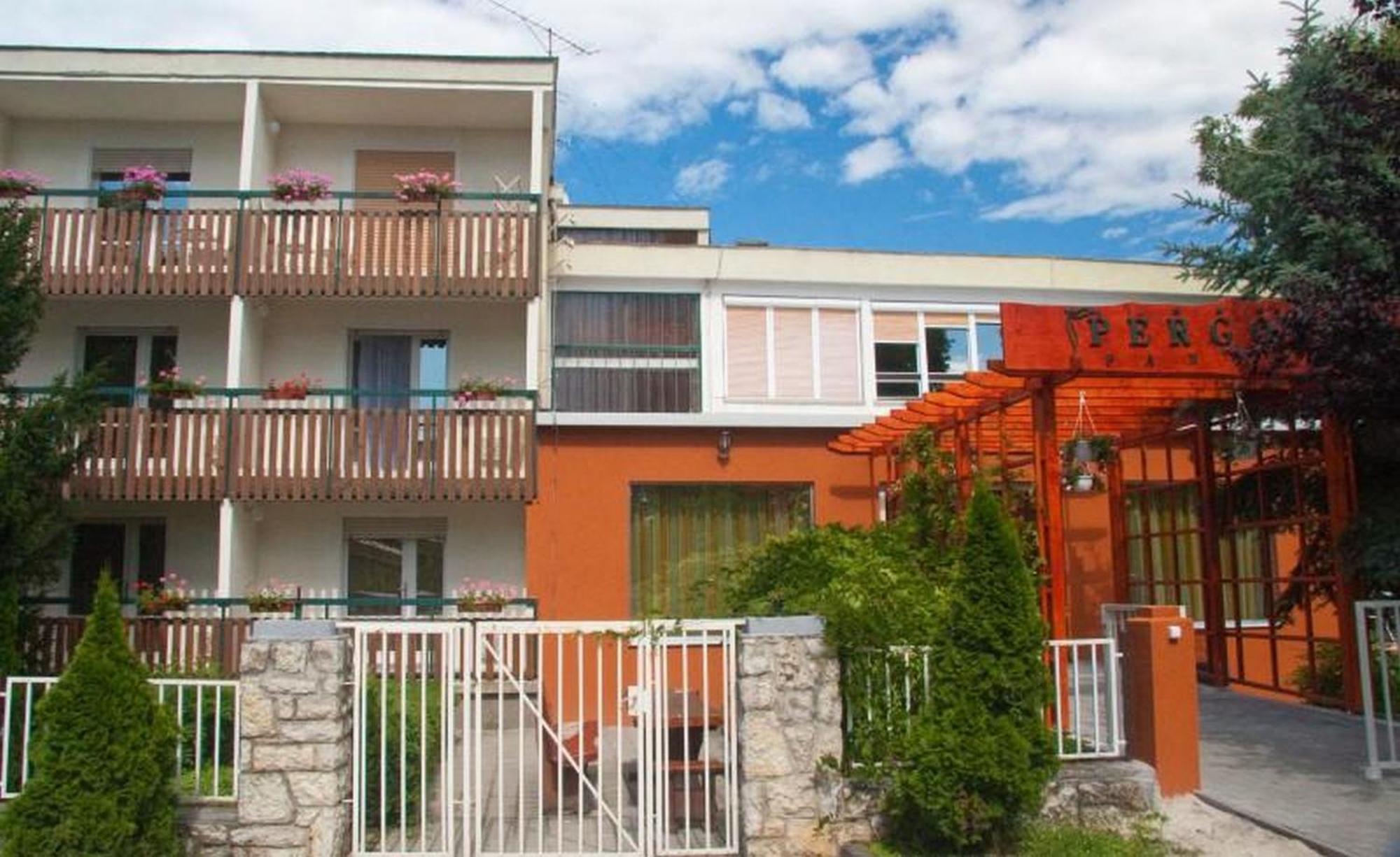 Hotel Pergola Panzio à Balatonföldvár Extérieur photo